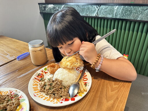 施姓姊妹回饋家扶捐款助學 招待孩子享泰式料理