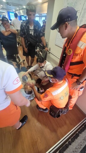 旅客澎湖返台船上昏迷 布袋海巡聯手消防急搶救