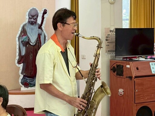 將軍開吹薩克斯風 經典旋律喚醒長輩青春記憶