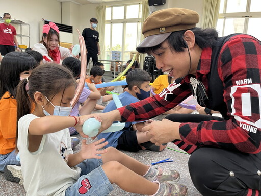 湯姆熊攜手哇哈哈劇團 偏鄉學童歡度溫馨暑假