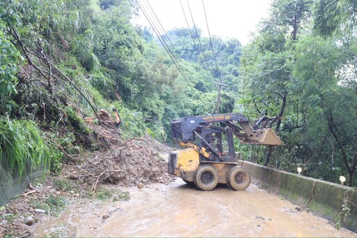 台中太平區竹村路豪雨崩塌 盧秀燕勘災:全力搶通保障居民安全