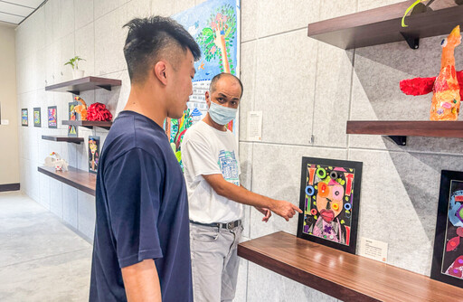 藝術療育訓練 憨兒描繪偶像老爸獻給父親