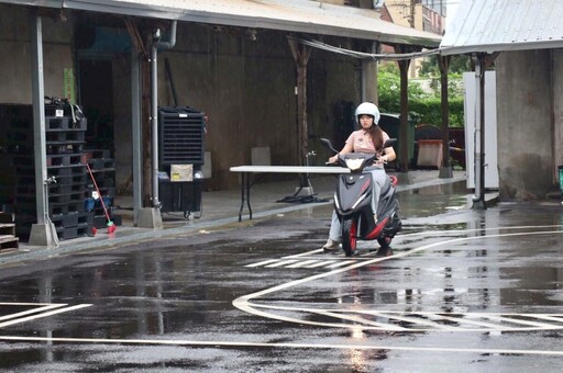 大雨下考駕照 田尾機車路考過關率不到五成