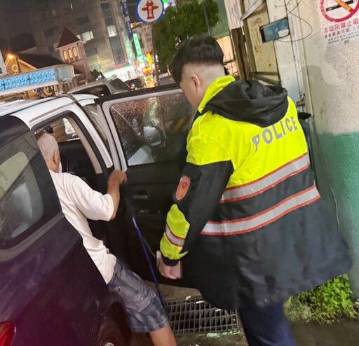中風翁站內迷途 警方雨中助返家