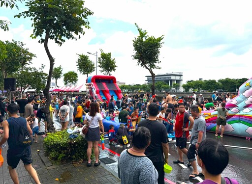 炎夏消暑親子共遊 中市太平區潑水節水戰樂翻天