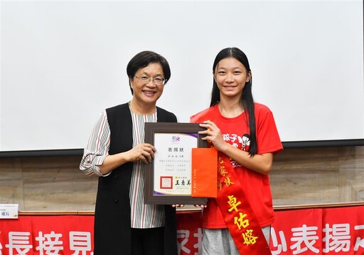 逆境也能發光！彰化自強兒少與母親受表揚
