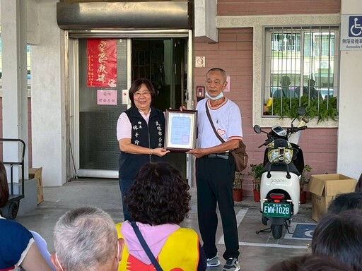 嘉縣民雄公所結合公益團體發防災包 助120位獨居長者安心應災
