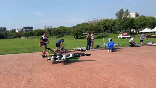 飛機模型+無人機表演 圓林園親子活動嗨翻天