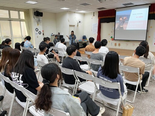 斜槓青年萩橙到家扶 分享人生勇氣與職涯啟發