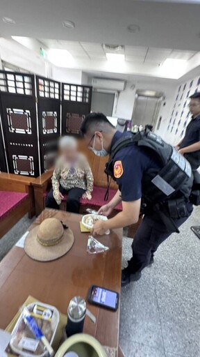 台西警助九旬迷途婦返家 馬路邊化險為夷