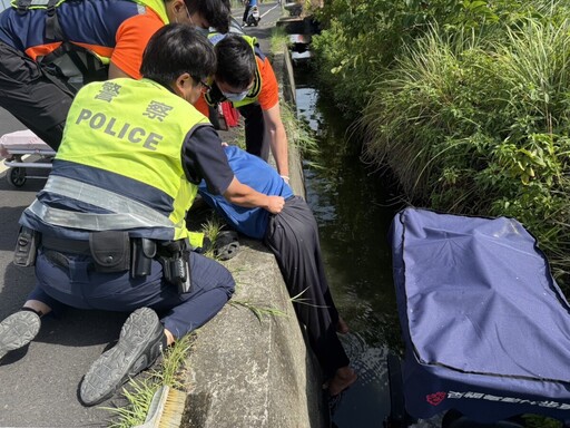 老翁連人帶車墜水溝 警消急援脫困送醫