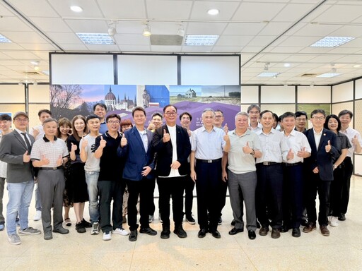 麗明營造吳春山返朝陽科大分享 攝影展暨音樂饗宴致力公益實踐