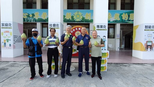 文旦大幅落果 李雅雄颱風後送溫暖給榮家長輩
