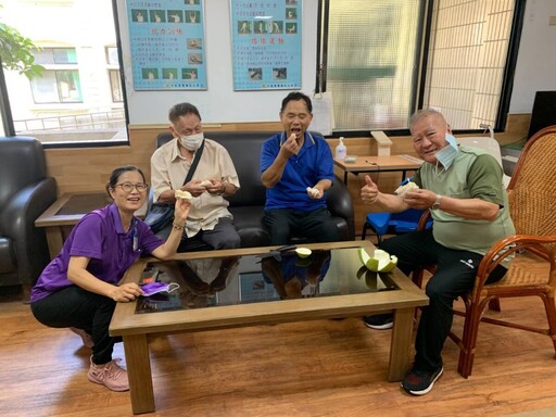 文旦大幅落果 李雅雄颱風後送溫暖給榮家長輩