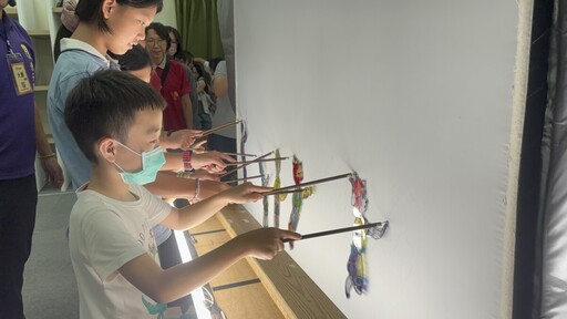 大野狼也來過中秋!家扶志工帶孩子DIY皮影戲