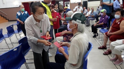 大通電子送暖 彰化63位獨居長者關懷金與月餅