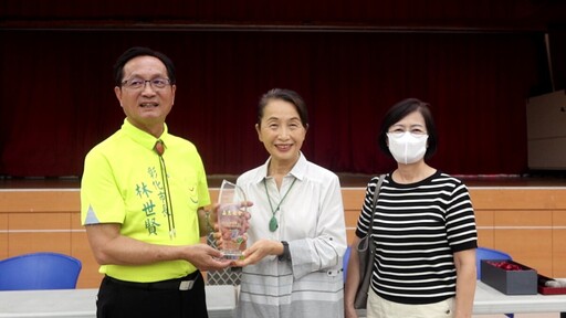 大通電子送暖 彰化63位獨居長者關懷金與月餅