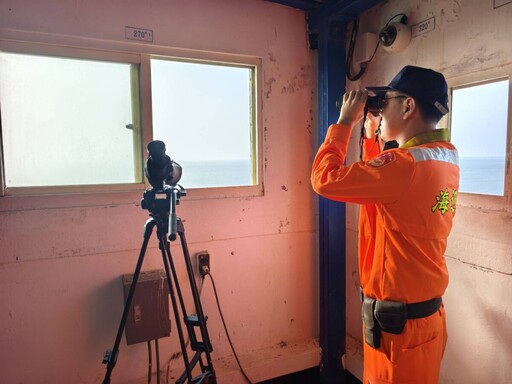 海巡守望哨火速通報 聯手友船搶救翻覆漁船船員