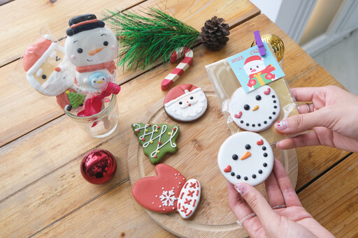 亞尼克「草莓脆皮巧克力生乳捲」粉嫩吸睛登場