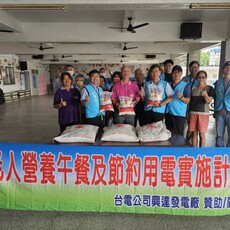 興達電廠洪廠長 率志工贈白米關懷永安長者