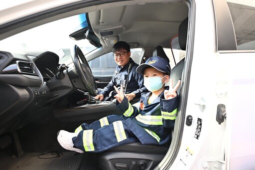 四歲白血病童榤寶圓夢 搭警車、消防車笑開懷