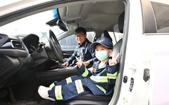 四歲白血病童榤寶圓夢 搭警車、消防車笑開懷