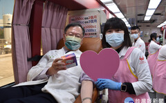 挽袖捐血做公益 新竹台大分院院長帶頭響應