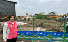 台中泉源糖廠停車場開工1年仍雜草叢生 議員諷刺市府還在過年？