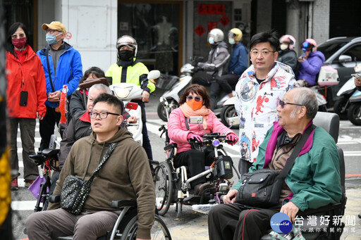 出席看護雇主國際協會會員大會 謝典林體驗市區無障礙設施建置情形與行的安全