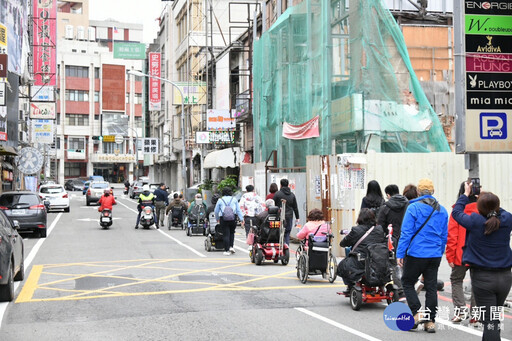 出席看護雇主國際協會會員大會 謝典林體驗市區無障礙設施建置情形與行的安全