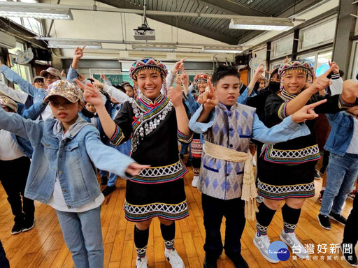 新加坡朝陽學校赴南投 與民和國中合唱團、地利村原民部落跨國交流
