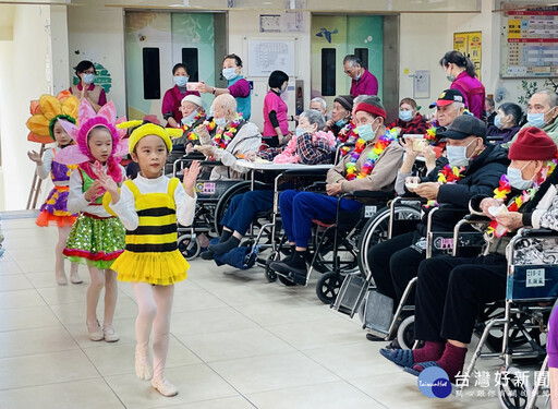 新竹榮家養護爺奶歡樂慶生 幼兒園小朋友帶來歌舞表演
