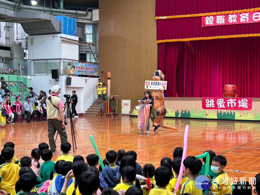 中壢警前進林森國小親職教育日 犯罪預防宣導更揪學生與「龍」共舞