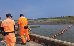 維護漁船進出港安全 高市府舉辦漂流木攔木網演練