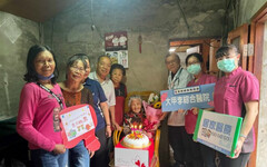 居家醫療團隊到家駐診 為百歲阿嬤慶生