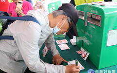 新竹郵局數位金融及保險宣導 民眾手寫明信片傳遞對媽媽的愛