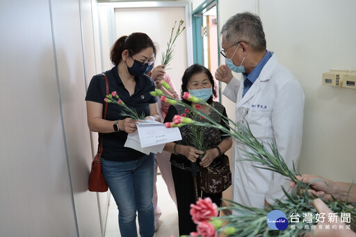 彰化醫院同慶護師節、母親節和勞動節 送800朵康乃馨