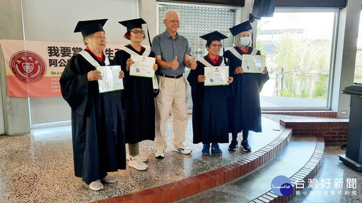 阿公阿嬤體驗一日大學生 長榮大學助33名長輩穿學士服圓夢