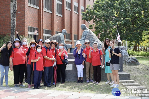 阿公阿嬤體驗一日大學生 長榮大學助33名長輩穿學士服圓夢