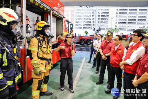 視察高樓火災搶救戰術 陳其邁：應用科技防災 全力支持雲梯車消防裝備