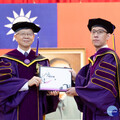 長庚大學訂製學位袍初登場 112學年畢業典禮「超有型」