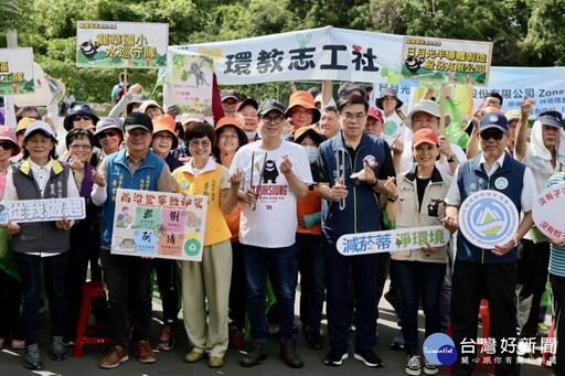 推廣尊重自然環境 環境部長彭啓明參與高雄淨山活動