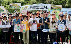推廣尊重自然環境 環境部長彭啓明參與高雄淨山活動