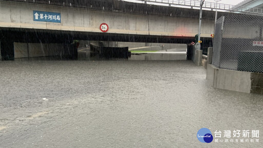 板橋新興橋下豪大雨積水 設置抽水機解決淹水困境