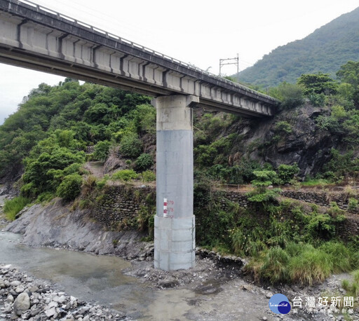 強化耐洪能力 六龜獅額頭大橋橋墩包覆鋼板升級