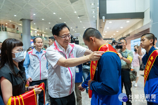 新明國中及龜山國小棒球隊載譽歸國 張善政接機贈「桃園之光」彩帶期許保持佳績