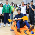 前金運動中心揭牌啟用 陳其邁體驗智慧健身器材 力邀長輩一起來運動