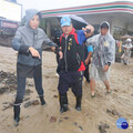 不畏凱米風狂雨驟 許淑華信義水里投市勘災