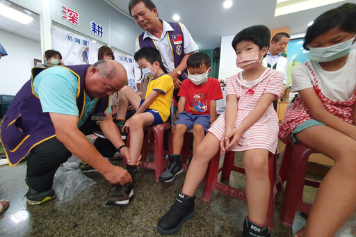 愛心澤被弱勢孩童 同濟會捐442雙鞋子給北台南家扶中心