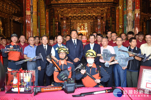 艋舺龍山寺普濟眾生 捐新北電動油壓門鎖頂開器及油壓破門器